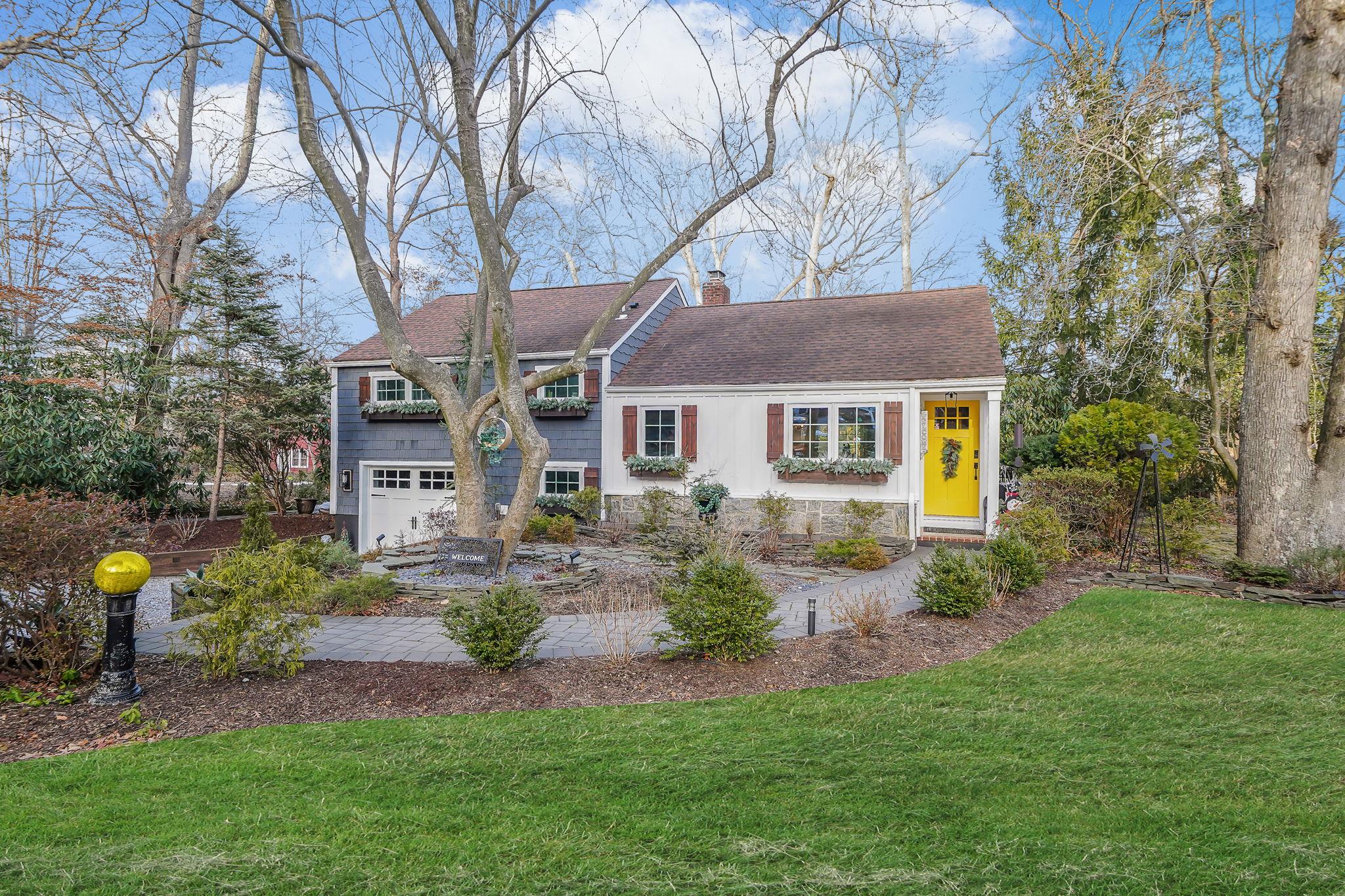27 Stiles Drive, Melville, New York image 1