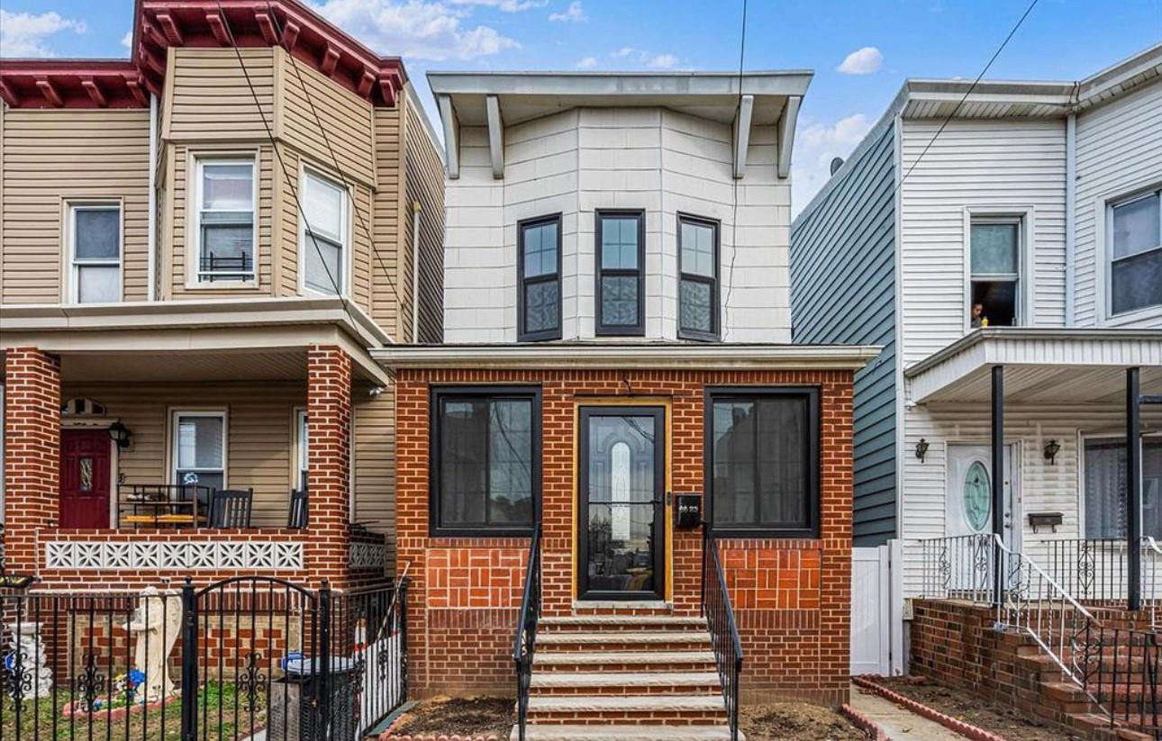 75th Street, Woodhaven, Queens, NY - 3 Bedrooms  
1 Bathrooms  
10 Rooms - 