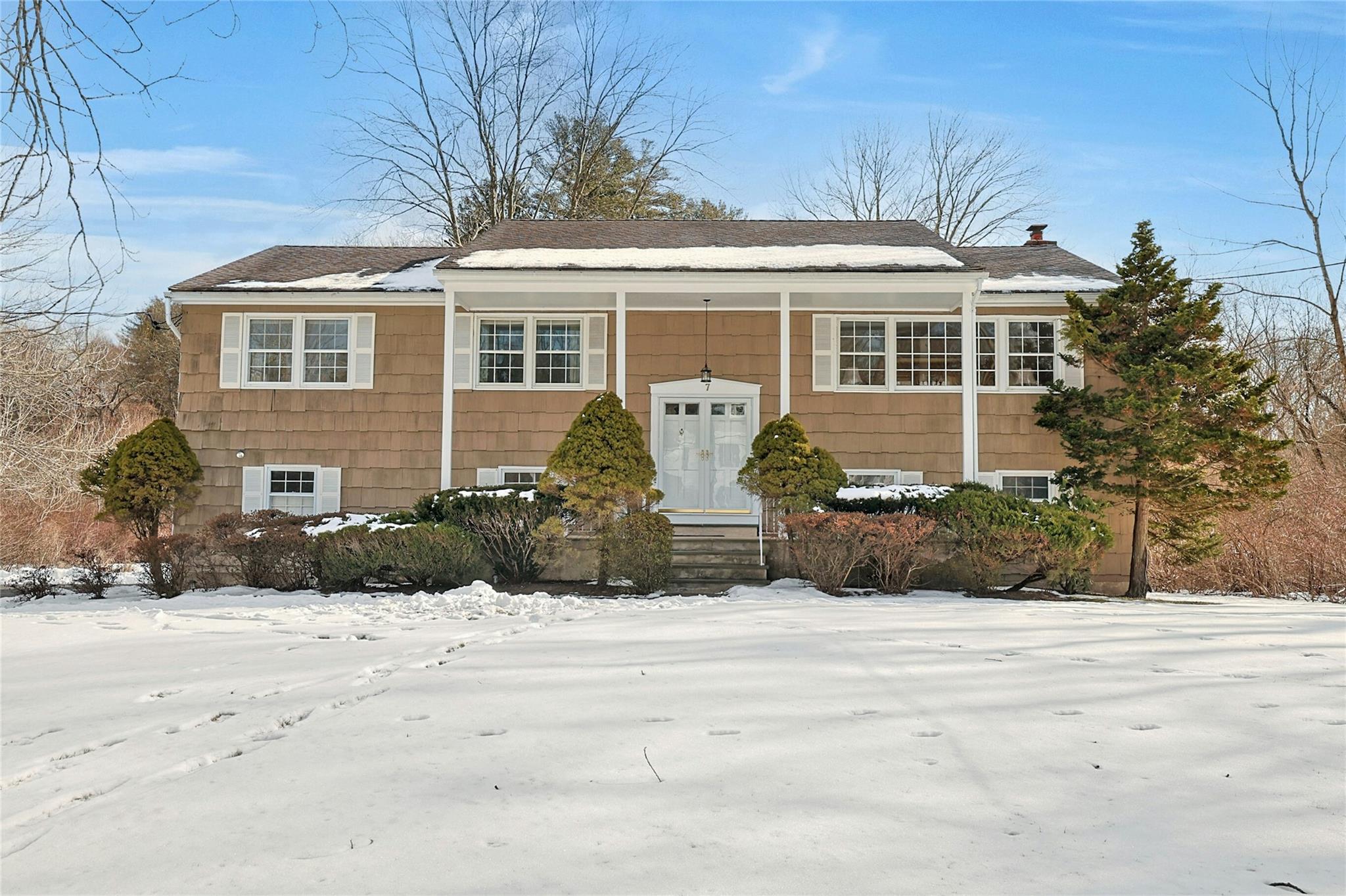 7 Oak Hill Road, Chappaqua, New York image 2