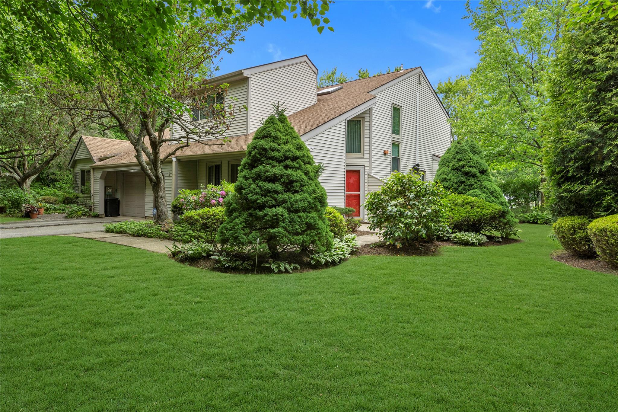 Lakeridge Drive, Huntington, Hamptons, NY - 3 Bedrooms  
3 Bathrooms - 
