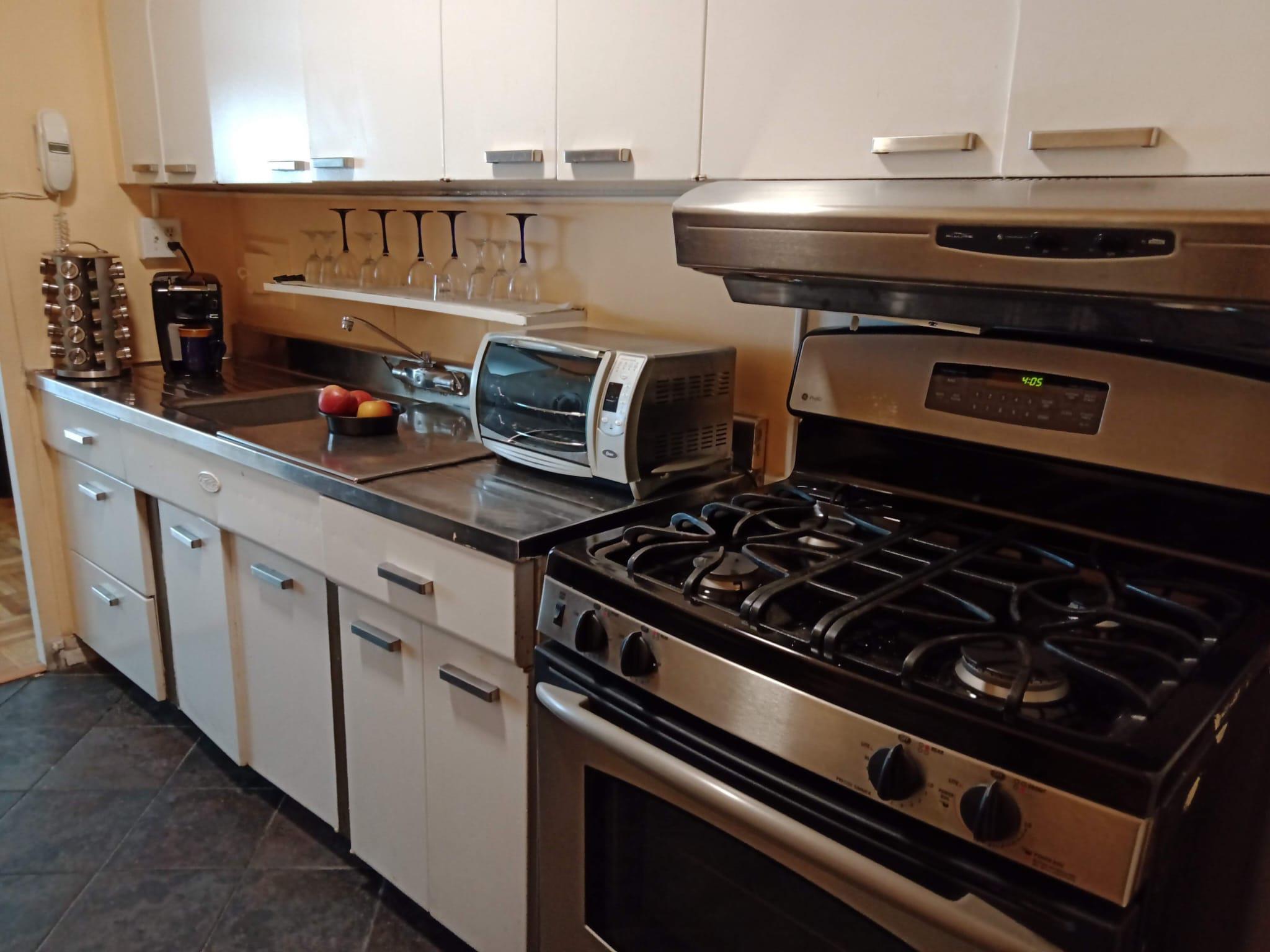 Rental Property at Fordham Hill Oval Oval, Bronx, New York - Bedrooms: 2 
Bathrooms: 1 
Rooms: 4  - $3,200 MO.