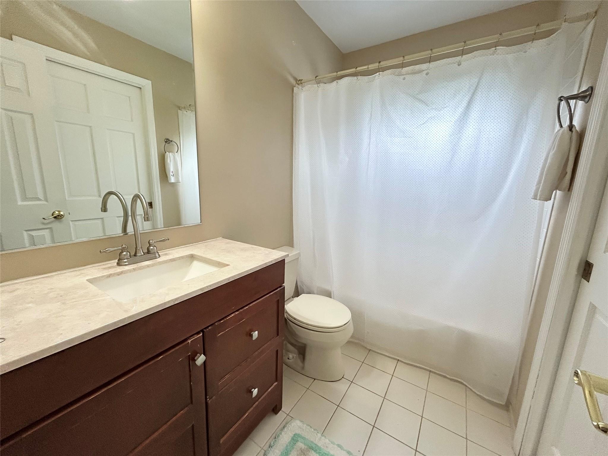 25 Willowbend Lane, Holtsville, New York image 11