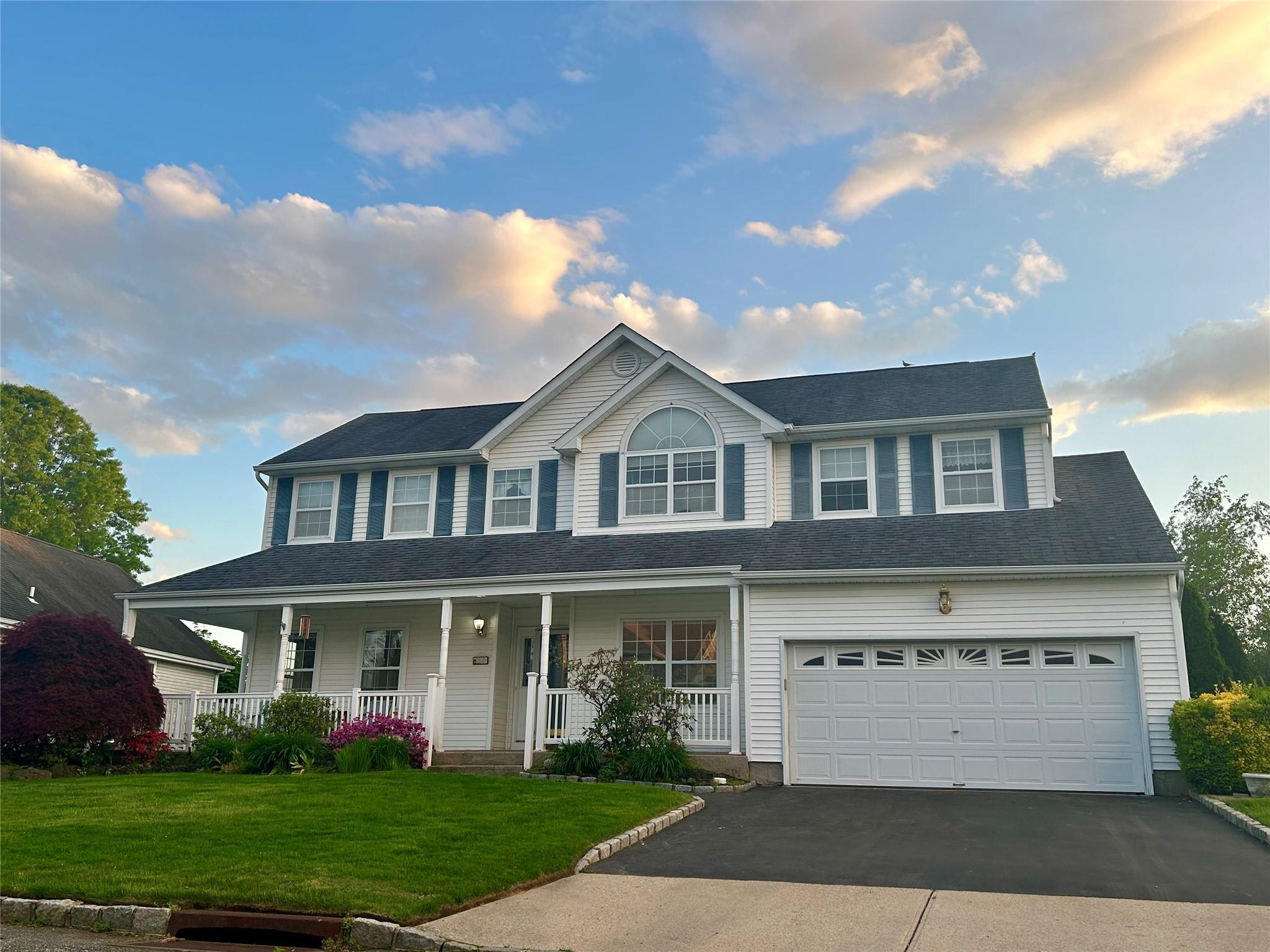 25 Willowbend Lane, Holtsville, New York image 1