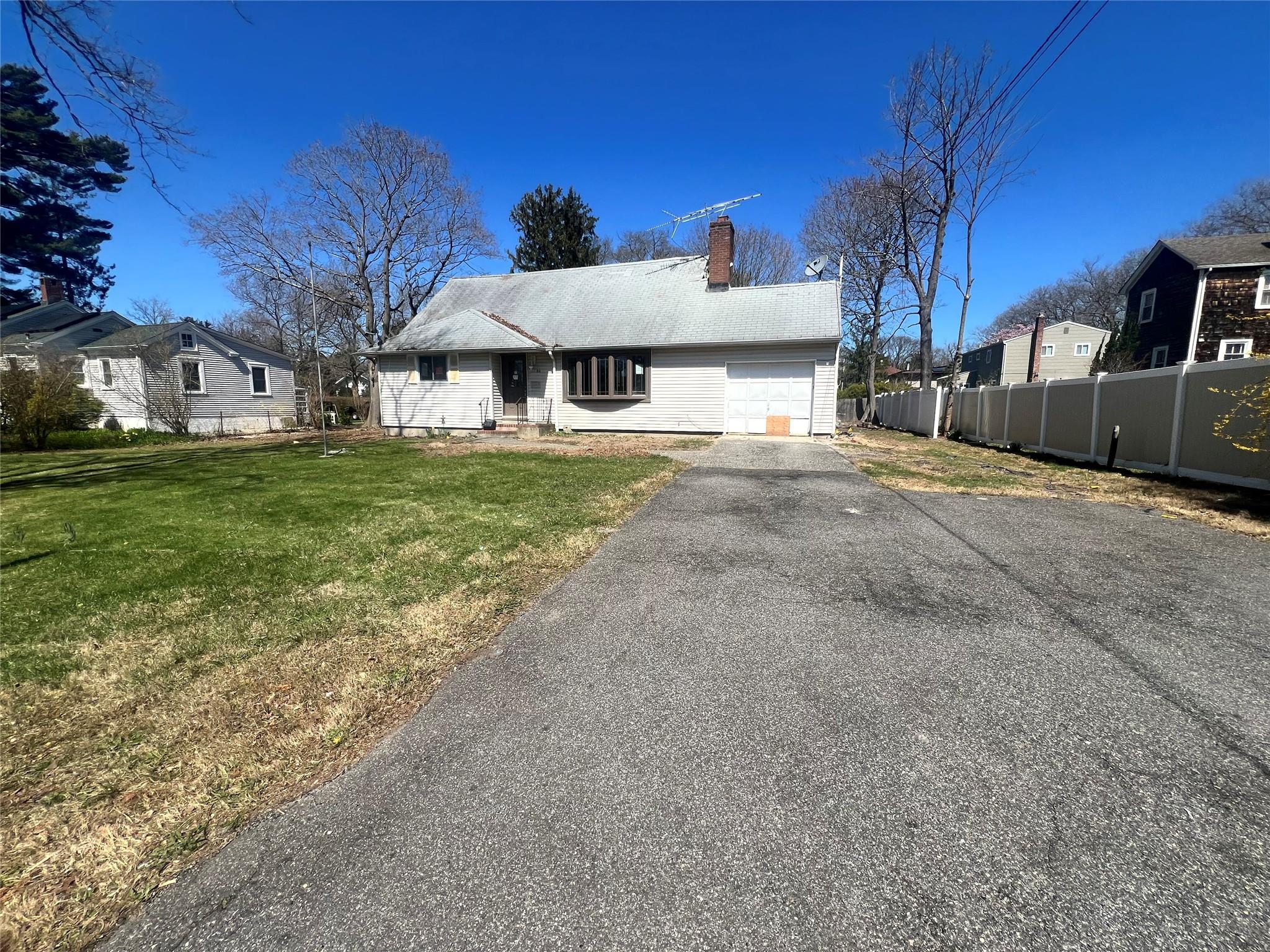 84 Hiawatha Drive, Brightwaters, New York image 1