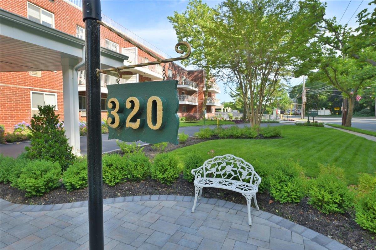 320 E Shore Road 10C