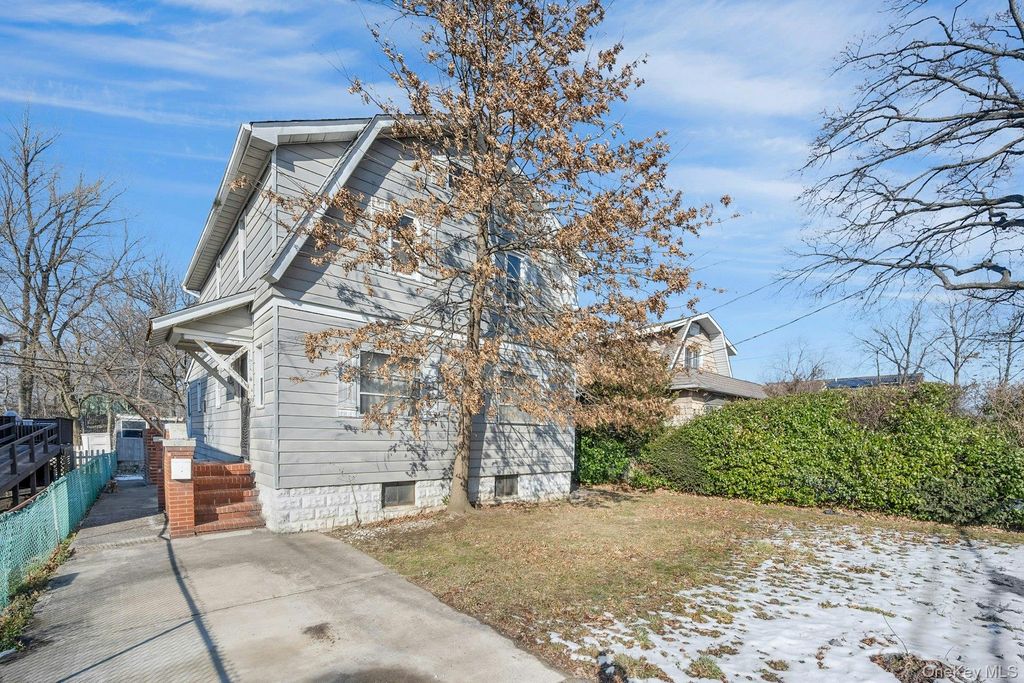 Photo of 188 Edgewater Park #D, Bronx, NY 10465 (MLS # 951922)