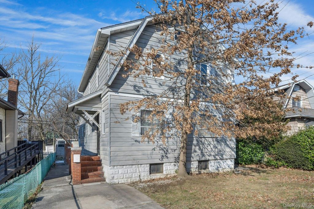 Photo of 188 Edgewater Park #D, Bronx, NY 10465 (MLS # 951922)