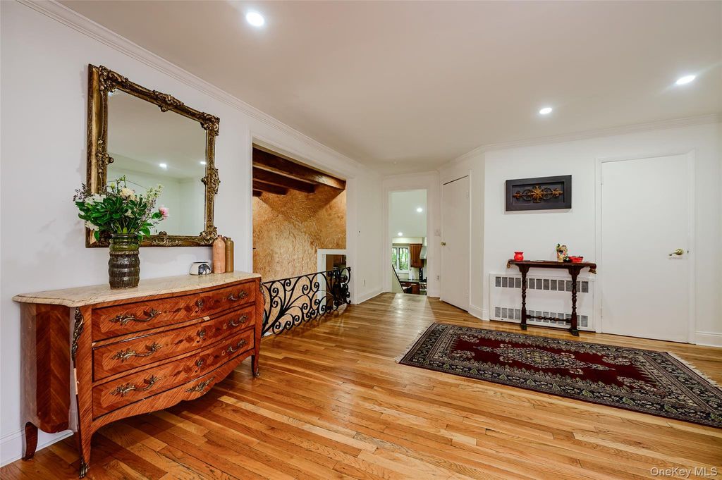 Photo of 27 Ridge Drive E, Great Neck, NY 11021 (MLS # 999153)