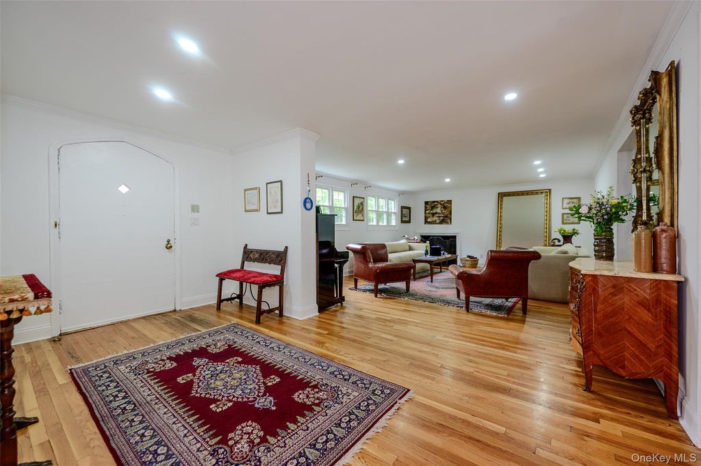 Photo of 27 Ridge Drive E, Great Neck, NY 11021 (MLS # 999153)