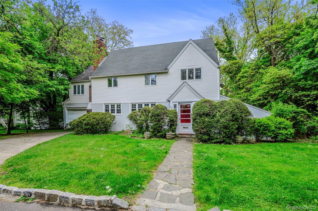Photo of 27 Ridge Drive E, Great Neck, NY 11021 (MLS # 999153)