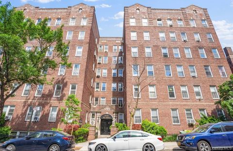 Photo of 35-05 72nd Street #2E, Jackson Heights, NY 11372 (MLS # 931170)