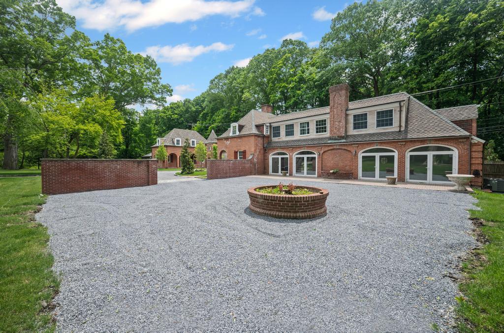22 Brookville Road