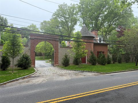 22 Brookville Road Muttontown NY 11545