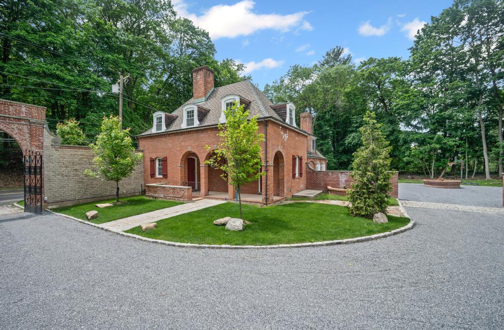 22 Brookville Road