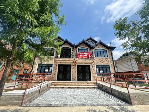 Townhouse For Sale - 71-37 166 Street<br/> Fresh Meadows, NY 11354