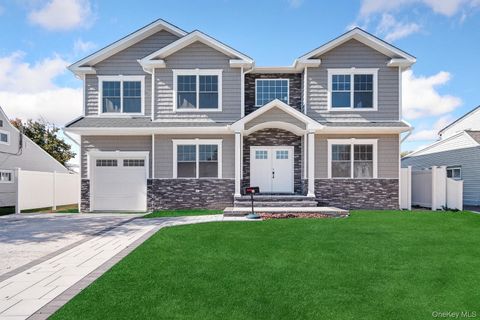 Homes For Sale - 30 Virginia Road<br/> Syosset, NY 11791