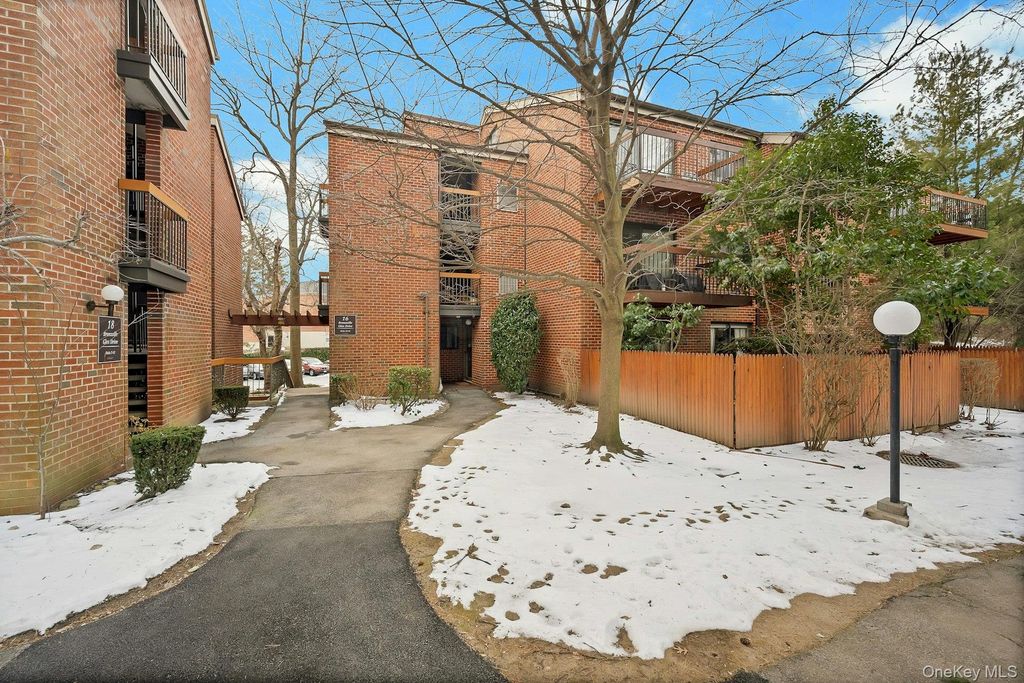 Photo of 16 Bronxville Glen Drive #14, Bronxville, NY 10708 (MLS # 945969)
