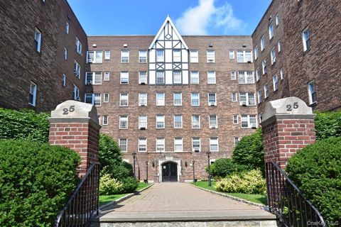 Photo of 25 Parkview Avenue #1K, Bronxville, NY 10708 (MLS # 904282) Photo of 25 Parkview Avenue #1K, Bronxville, NY 10708 (MLS # 904282)