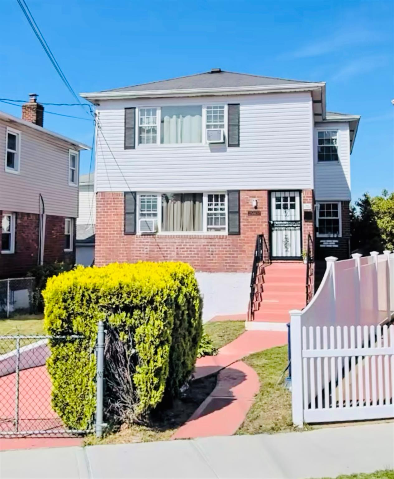 Rental Property at Francis Lewis Blvd  Blvd, Rosedale, Queens, NY - Bedrooms: 3 
Bathrooms: 1 
Rooms: 5  - $3,777 MO.