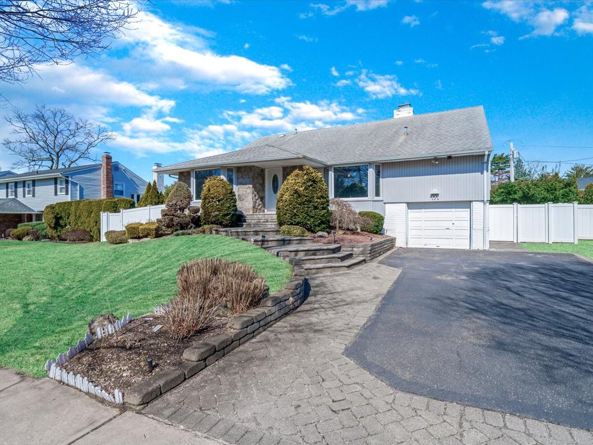 171 Birchwood Park Drive, Jericho, New York image 2
