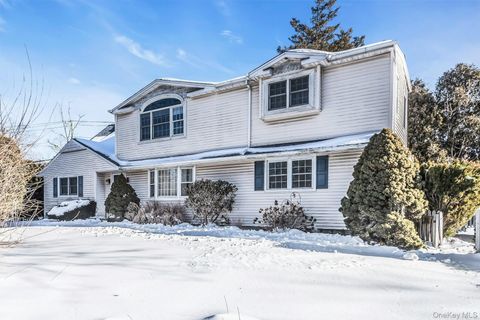 Photo of 1 Towne Court, Melville, NY 11747 (MLS # 959989)