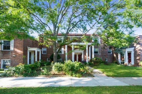 Photo of 147-35 Village Road #35B, Briarwood, NY 11435 (MLS # 927914) Photo of 147-35 Village Road #35B, Briarwood, NY 11435 (MLS # 927914)