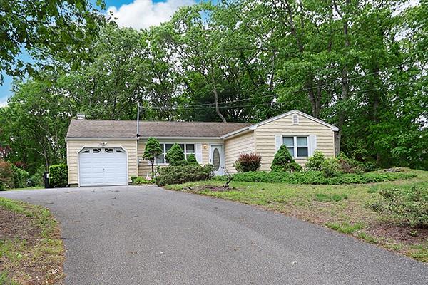 Belmont Drive, Smithtown, Hamptons, NY - 3 Bedrooms  
1 Bathrooms - 