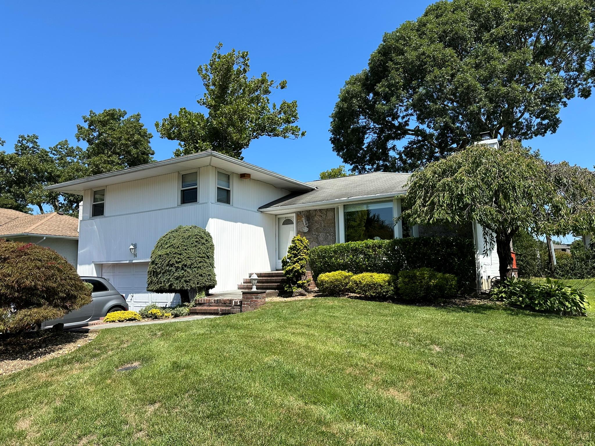 16 Middle Lane, Jericho, New York image 1