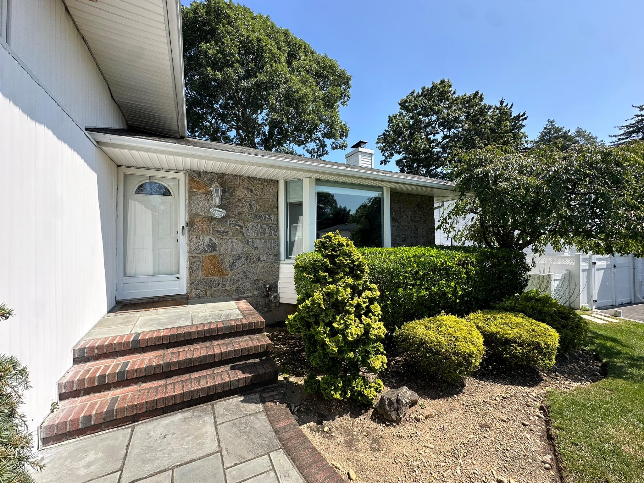 16 Middle Lane, Jericho, New York image 3