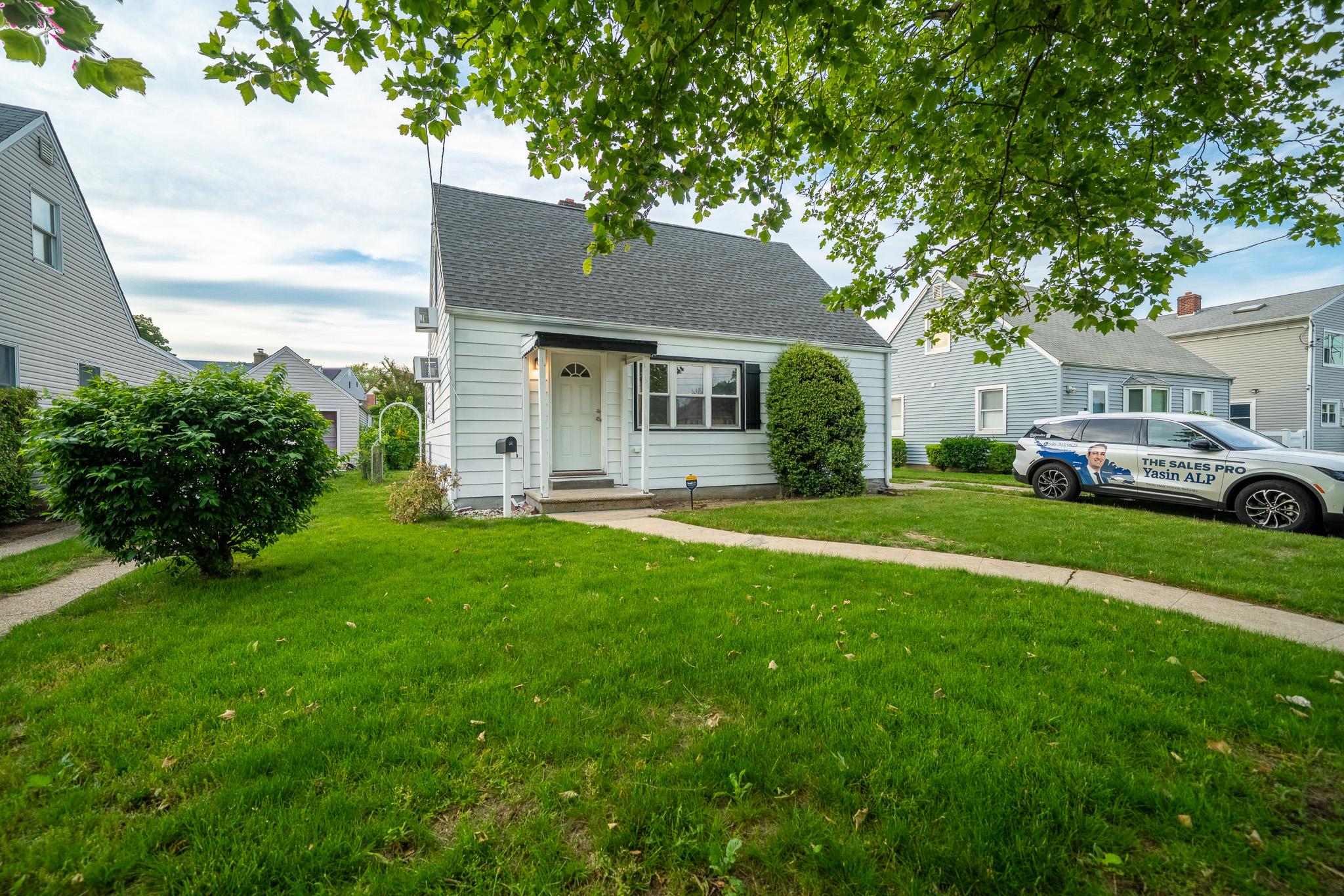 31 Peninsula Boulevard, Valley Stream, New York image 8