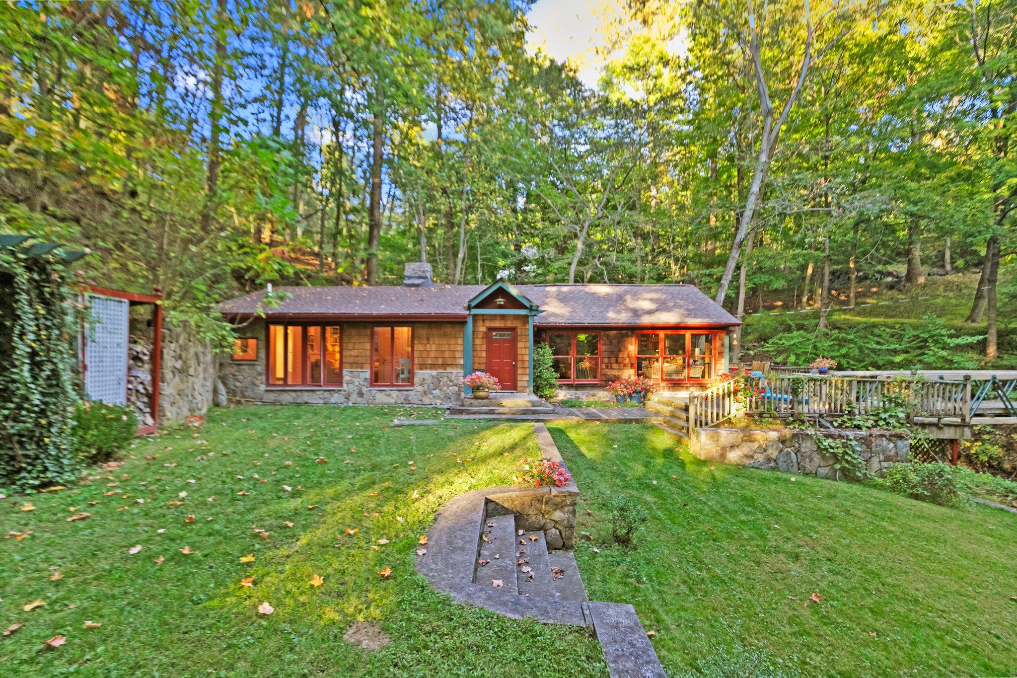 Scarborough Road, Briarcliff Manor, New York - 1 Bedrooms  
2 Bathrooms  
5 Rooms - 