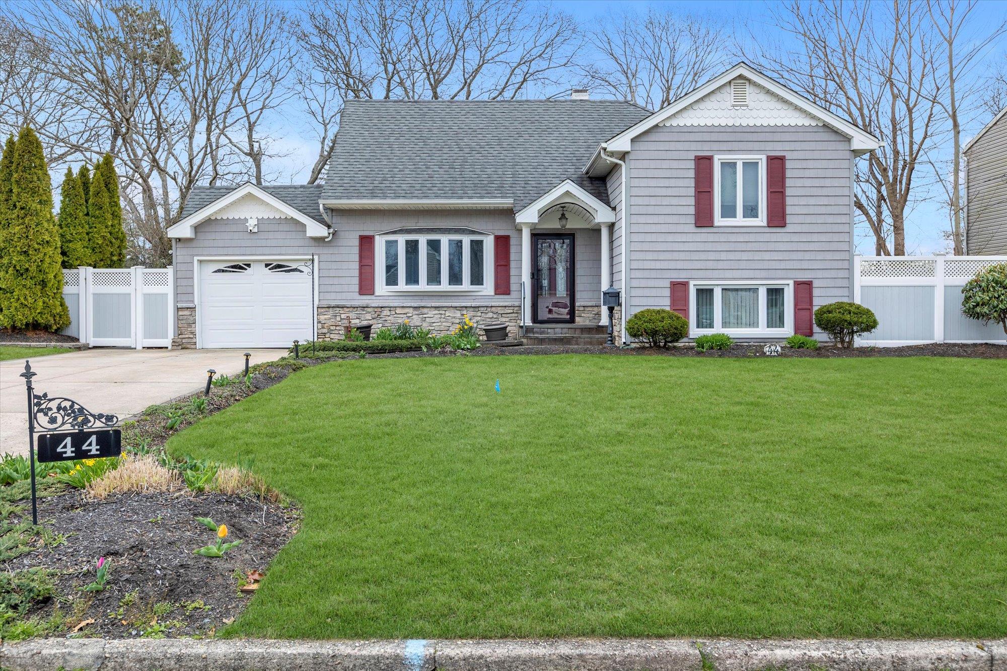 44 Picket Lane, Centereach, New York image 1