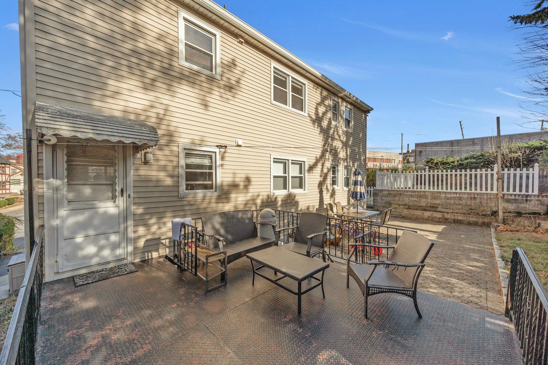 Eastchester, New York 10709, United States, 3 Bedrooms Bedrooms, ,1 BathroomBathrooms,Residential,Active,29547