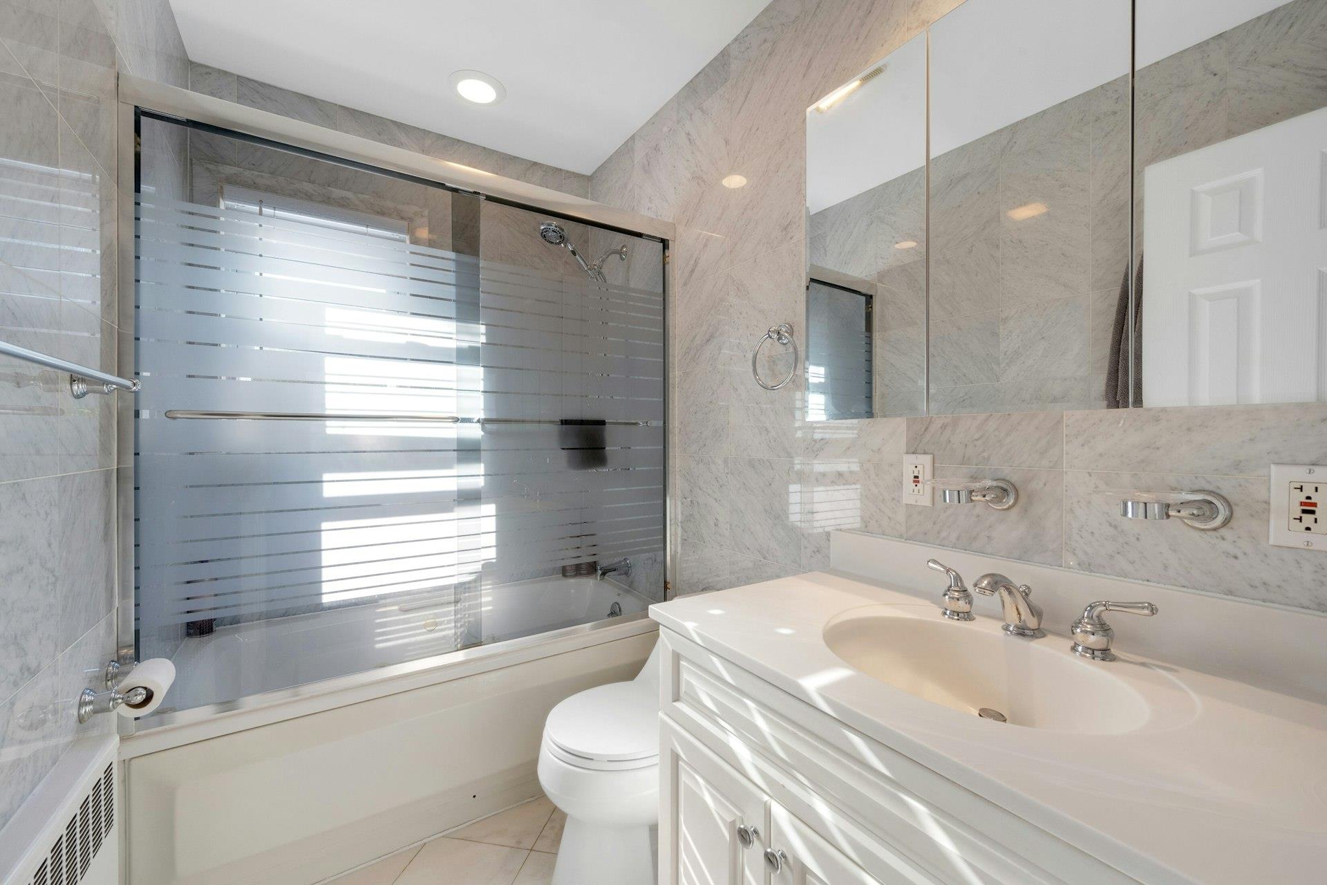 Eastchester, New York 10709, United States, 3 Bedrooms Bedrooms, ,1 BathroomBathrooms,Residential,Active,29547