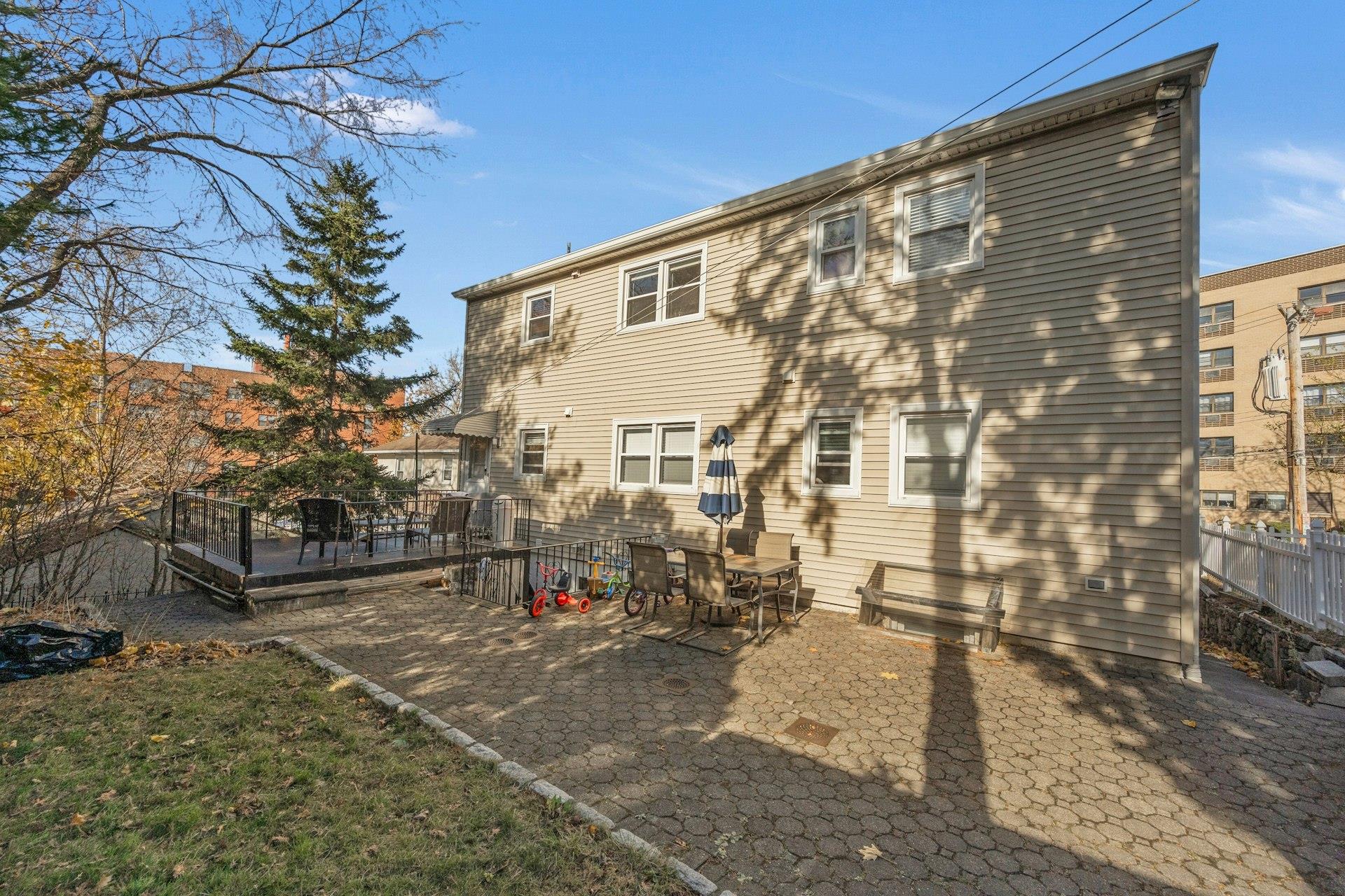 Eastchester, New York 10709, United States, 3 Bedrooms Bedrooms, ,1 BathroomBathrooms,Residential,Active,29547