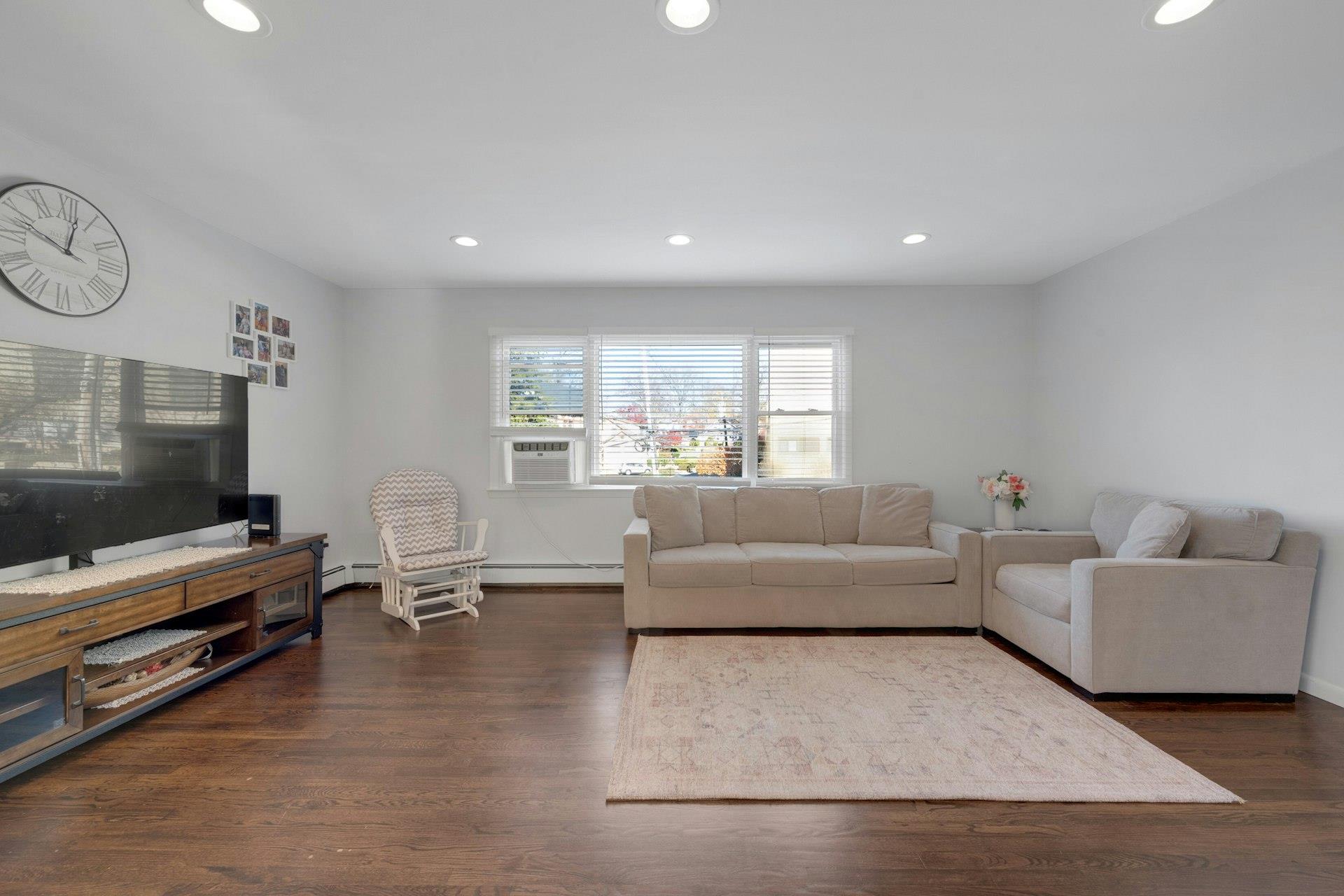 Eastchester, New York 10709, United States, 3 Bedrooms Bedrooms, ,1 BathroomBathrooms,Residential,Active,29547