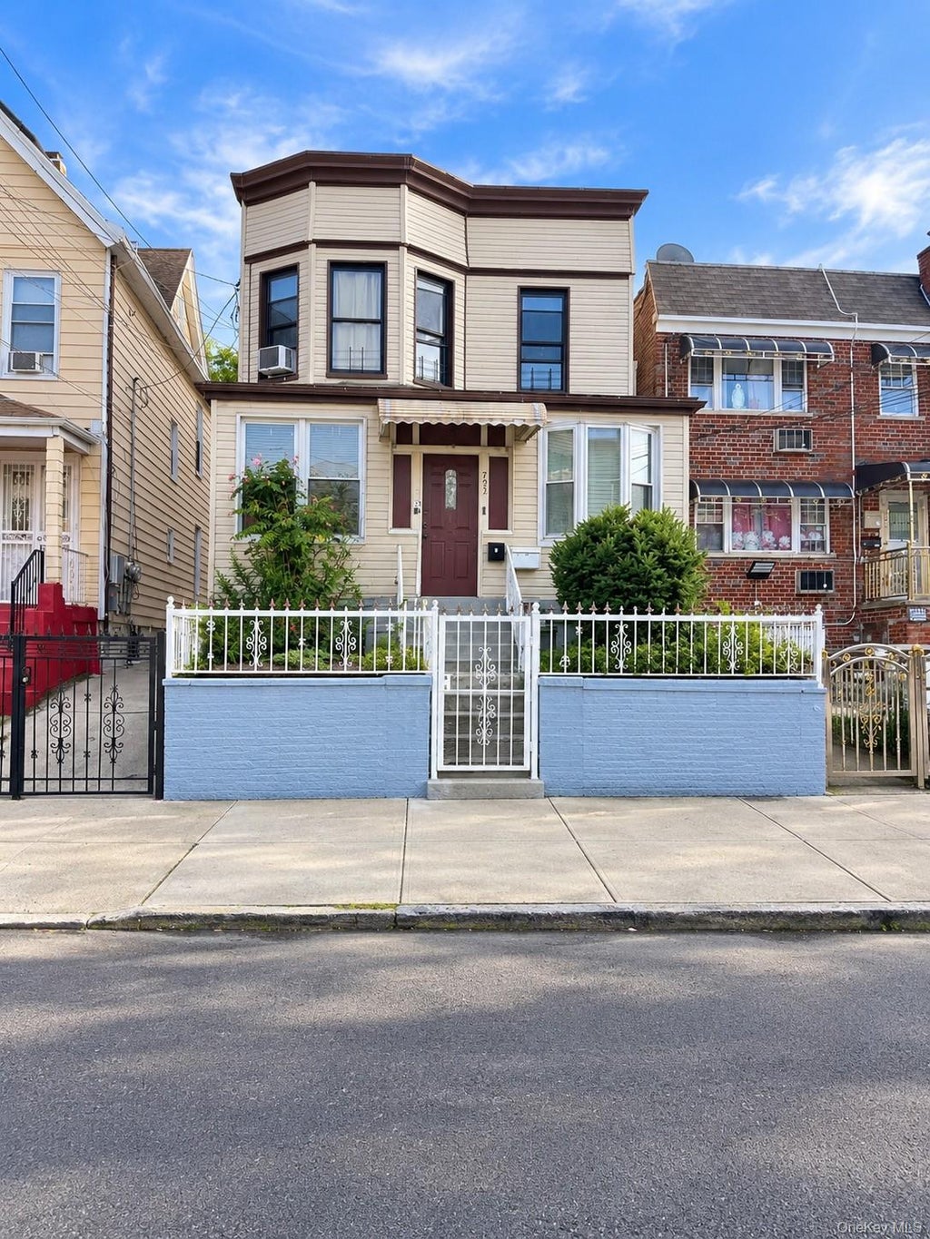Photo of 732 E 223rd Street, Bronx, NY 10466 (MLS # 1050114)