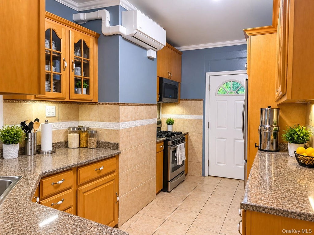 Photo of 732 E 223rd Street, Bronx, NY 10466 (MLS # 1050114)