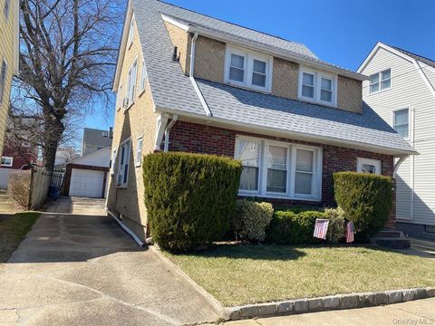Homes For Rent - 202 Park Avenue<br/> Williston Park, NY 11596