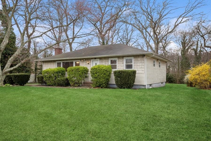 1118 Brookdale Avenue, Bay Shore, New York image 2