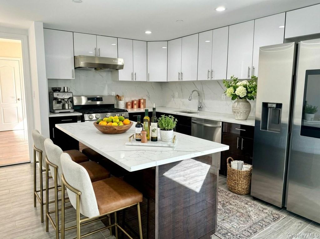 Photo of 65-18 Austin St, Unit 7H St, Rego Park, NY 11374 (MLS # 960285)