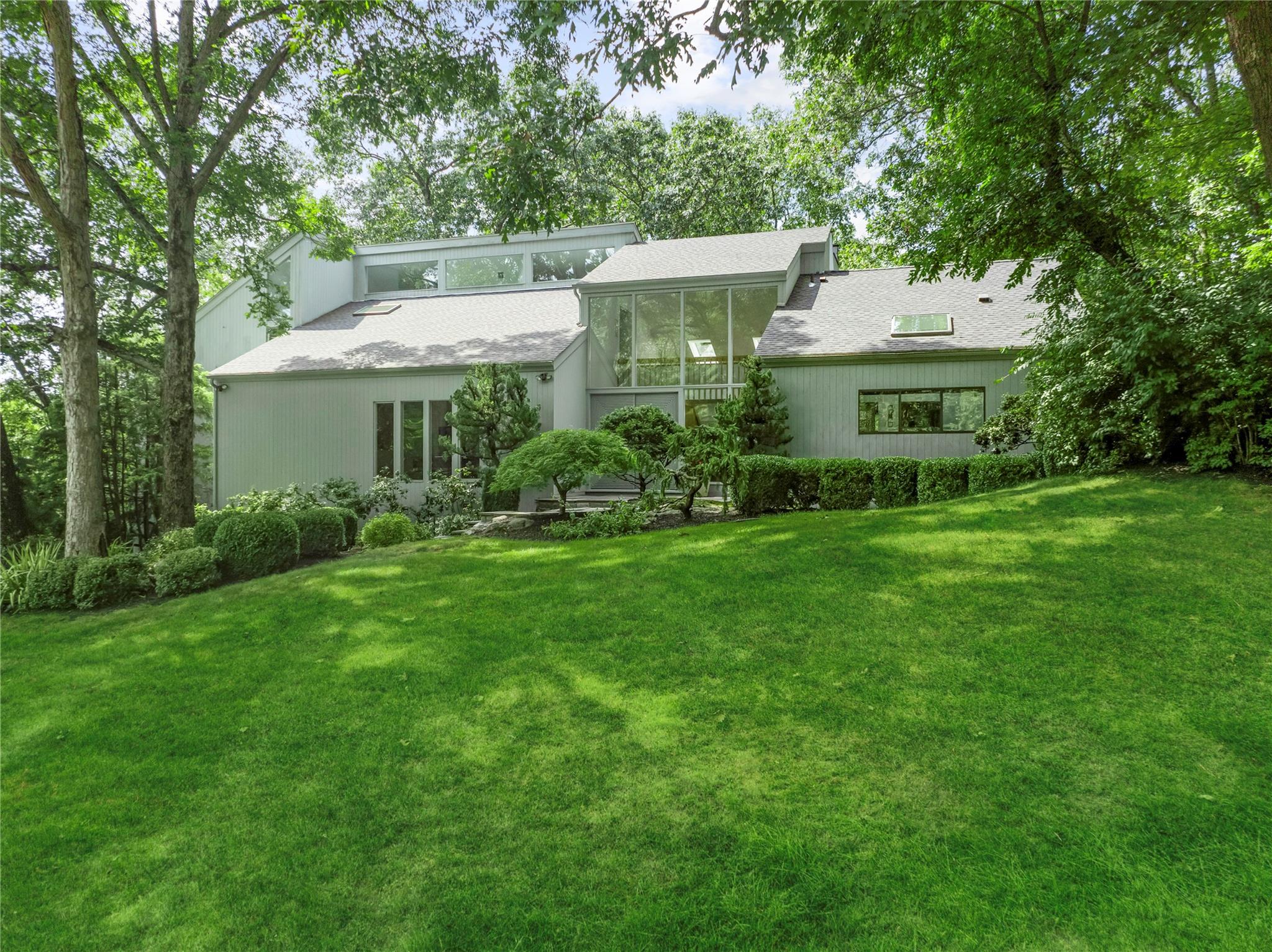 High Meadows Road, Mount Kisco, New York - 4 Bedrooms  
5 Bathrooms - 