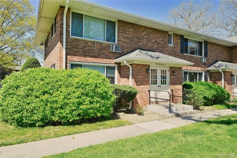 Photo of 192 Edmunton Dr Dr #D1, North Babylon, NY 11703 (MLS # 902867)