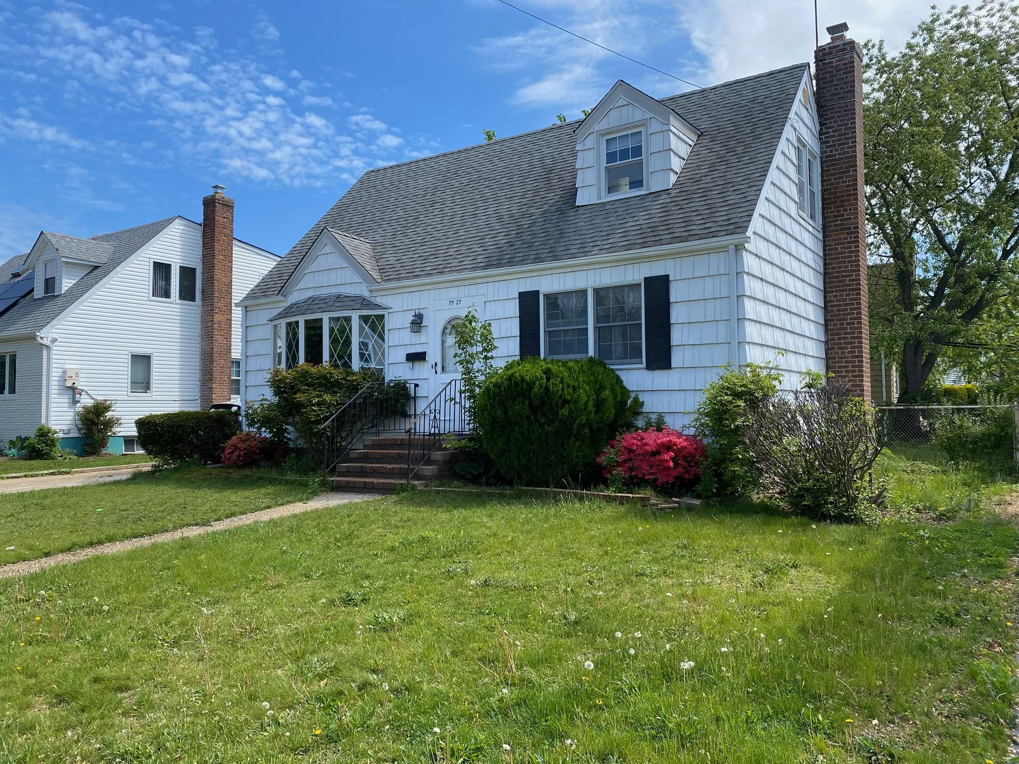 Property for Sale at 270th Street, New Hyde Park, Queens, NY - Bedrooms: 3 
Bathrooms: 1 
Rooms: 5  - $899,000