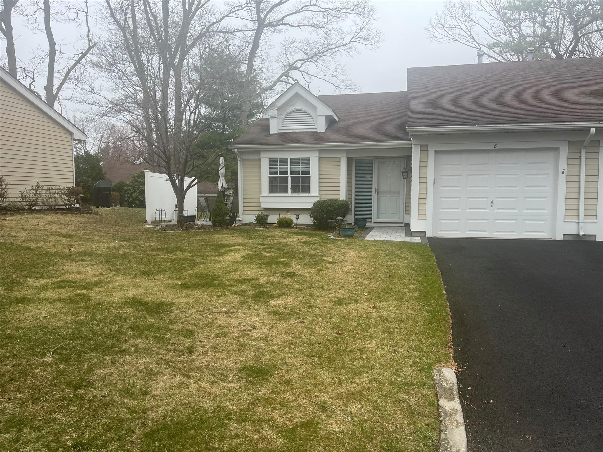 8 Flanders Court, Ridge, New York image 1
