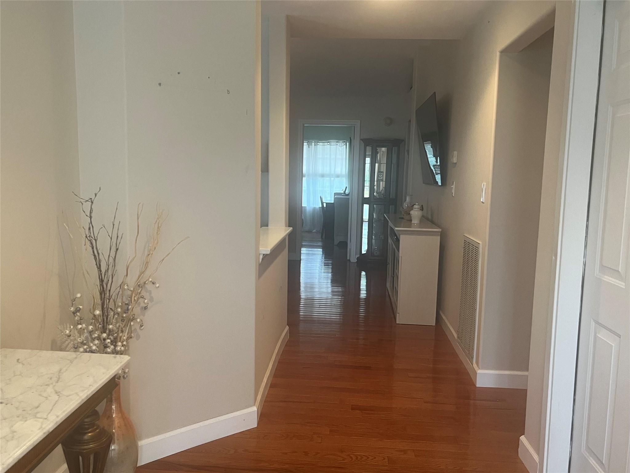 8 Flanders Court, Ridge, New York image 2