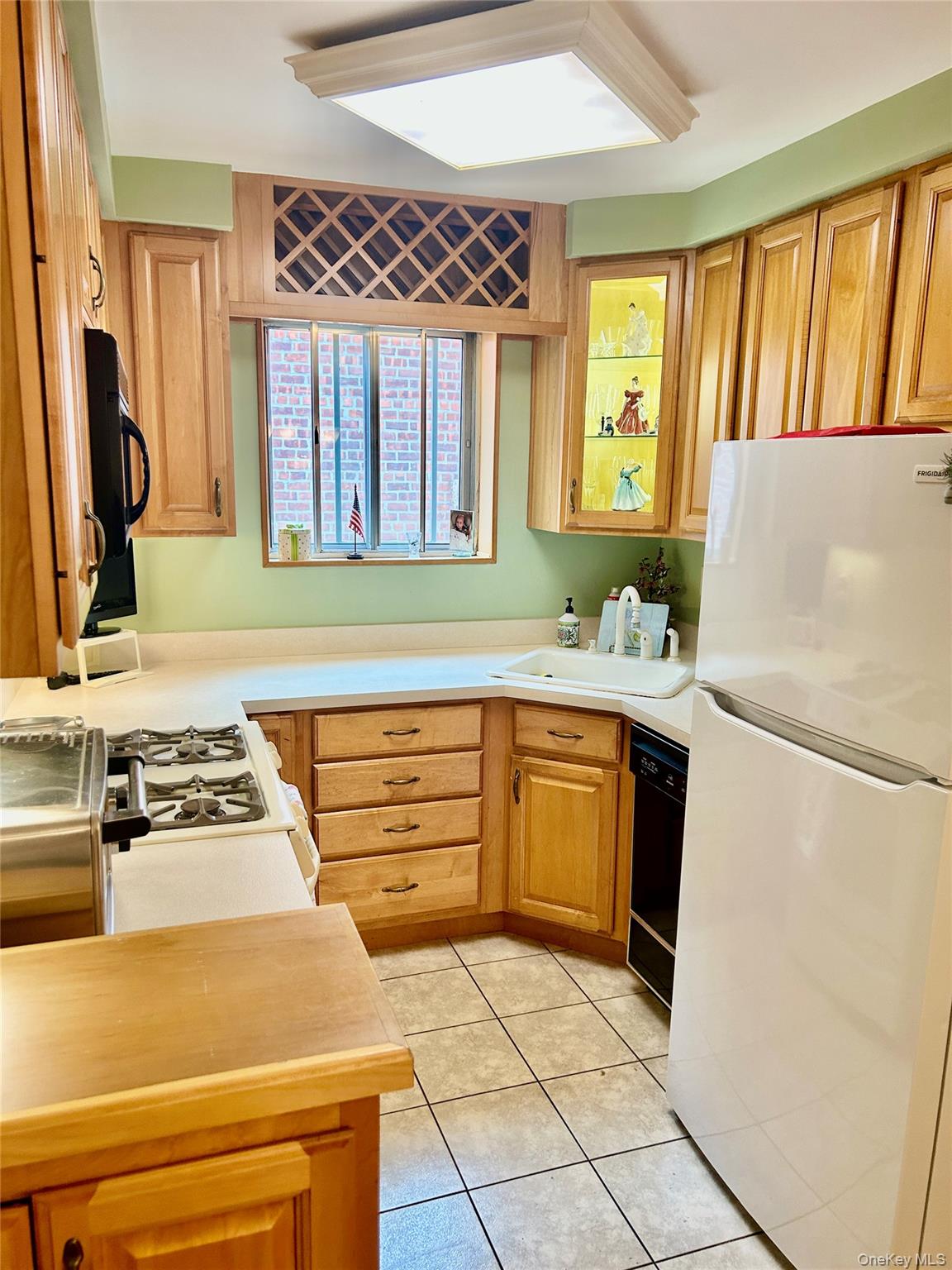 525 Hollywood Avenue