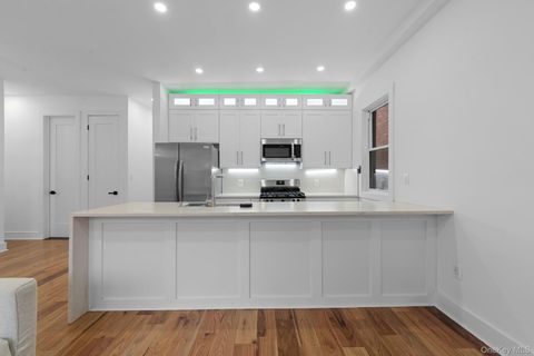 Photo of 110 Walnut Street, Forest Hills, NY 11375 (MLS # 928235)