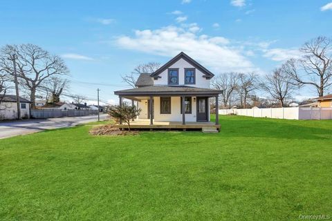 Homes For Sale - 195 Brook Street<br/> Oakdale, NY 11769