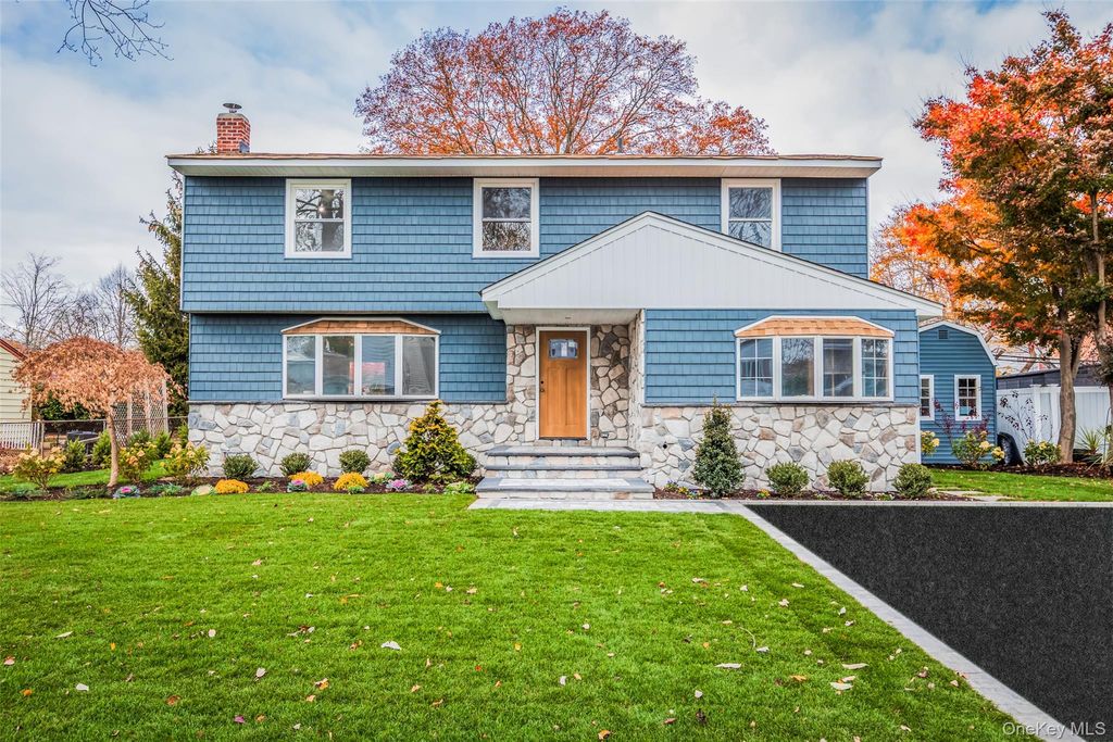 Photo of 23 Catherwood Crescent, Melville, NY 11747 (MLS # 956985)